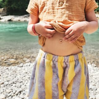 Mode été : ON 🌞
Plage, glaces qui fondent, rires plein la tête…
Et pour accompagner tout ça : un short doux, confort et canon.
Fabriqué à la commande, juste pour vos kids.
Prêt pour un été à rayures ? 🩳✨
#Kapoune #MadeinFrance #Modeenfant #Unisexe #MatchyMatchy #Étéenfamille`