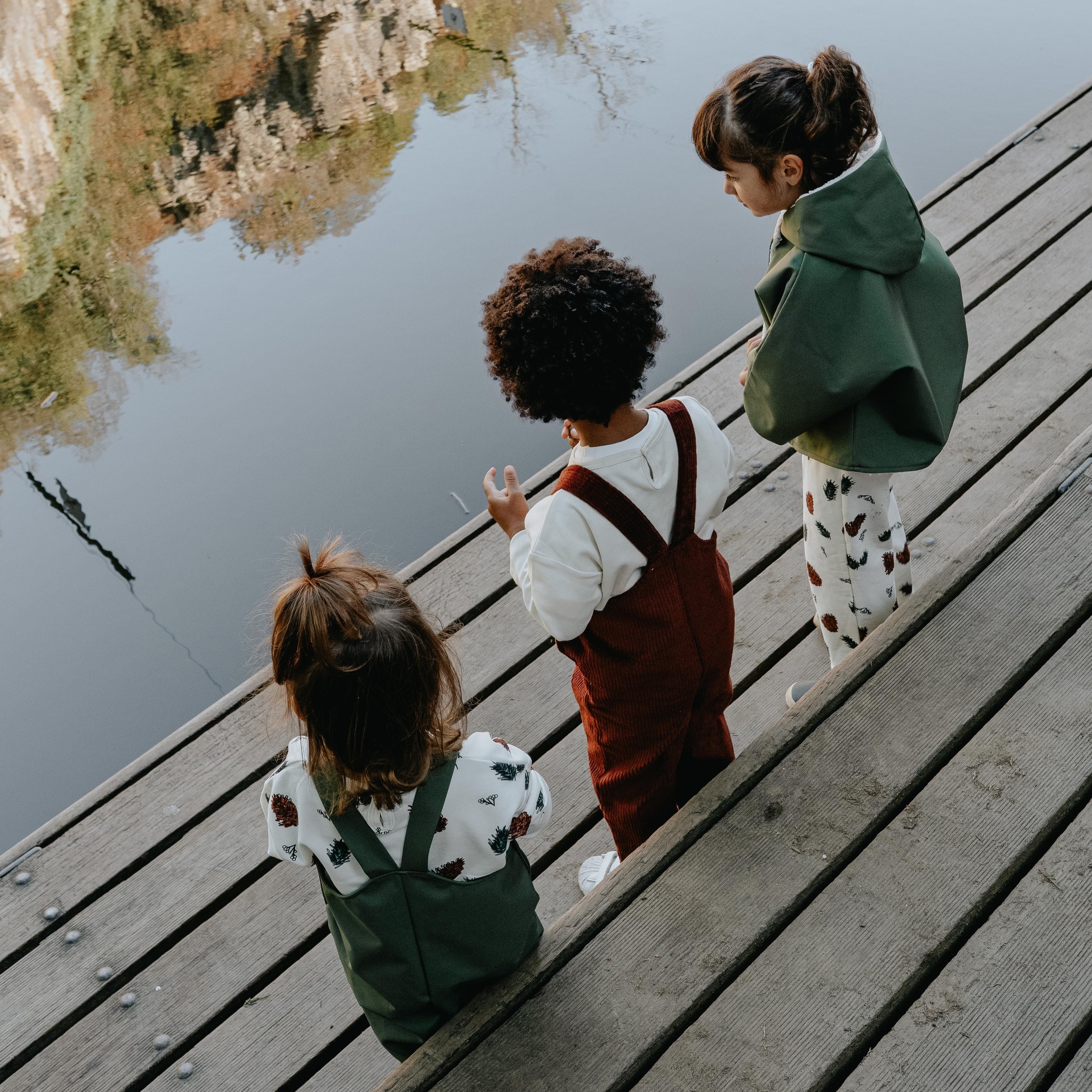 SALOPETTES 2.0
Kapoune, ce sont des vêtements qui se veulent confortables, et pratiques. Pratiques pour les enfants qui les portent mais surtout pour les parents ! On a écouté vos remarques sur nos salopettes et pour cette raison, nous avons créé une ouverture à l'entrejambe pour les petites tailles, afin que le change soit plus rapide 💪
.
Nous sommes toujours à l'écoute de vos suggestions pour rendre les vêtements Kapoune irréprochables alors n'hésitez pas😉.
.
.
.
#kapoune #madeinfrance #baby #salopettes #vetementsevolutifs #consommermieux #modefrancaise #modeethique