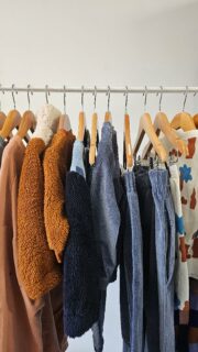 Réparer ♻️
On a longtemps réflechi à quelles solutions on pouvait apporter pour rendre notre marque de mode plus durable, plus éthique.

Après les pré-commandes, c’est la seconde main qui a fait son apparition chez Kapoune.
Alors on ne fait pas "que" produire.
On reçoit, répare, remet en état des pièces femme et enfant de notre vestiaire. 

Rendez-vous demain à 20H00 pour découvrir la nouvelle sélection! 
#kapoune #fashion  #moderesponsable #secondemain #matchymatchy