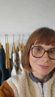 De la mode durable ? Oui, oui c’est possible ! En ce moment, c’est difficile de croire aux progrès vers une mode plus respectueuse de l'humain et de notre planète... 
Mais chez Kapoune, on a toujours fait le choix du made in France ! On a eu plus d’une fois la possibilité de délocaliser notre production mais pour nous c’est logique de vous proposer des pièces fabriquées en France et ça ne changera pas ! 

➡️ Quand Shein ouvre un magasin au BHV, Kapoune lance sa nouvelle collection ❤️