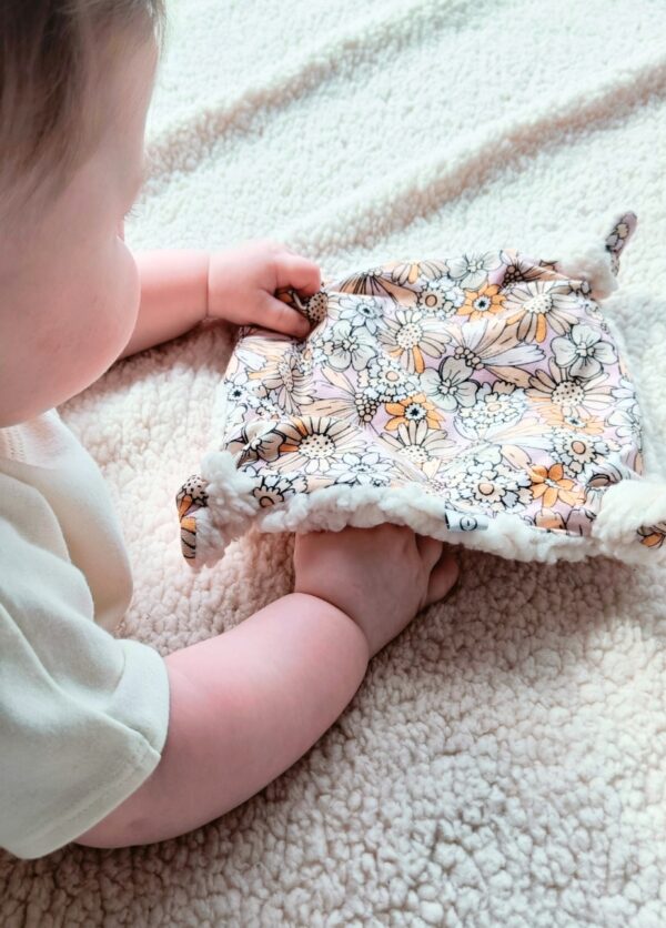 Doudou plat bébé en coton flowers – Image 2