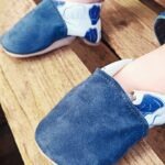 zoom-chaussons-en-cuir-coquillages-bleu