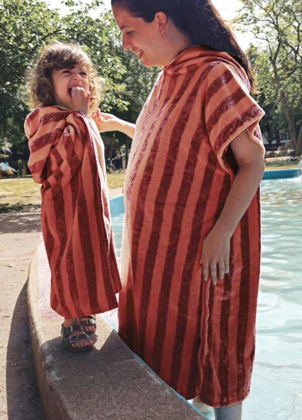 Duo Poncho de bain adulte et enfant rayé brique