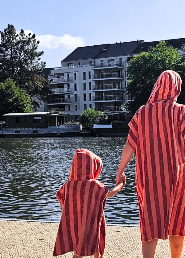 Duo Poncho de bain adulte et enfant rayé brique – Image 2