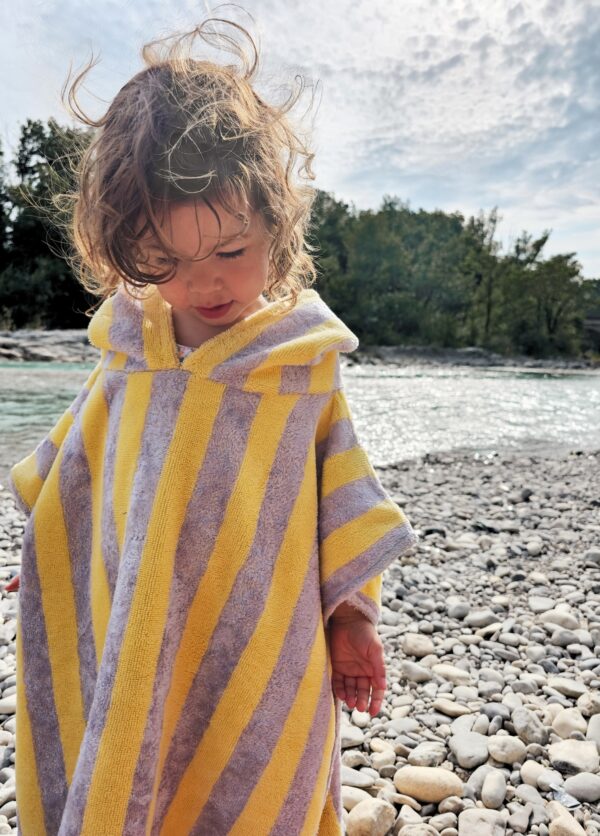 poncho de bain en éponge bio pour bébé rayé lilas – Kapoune