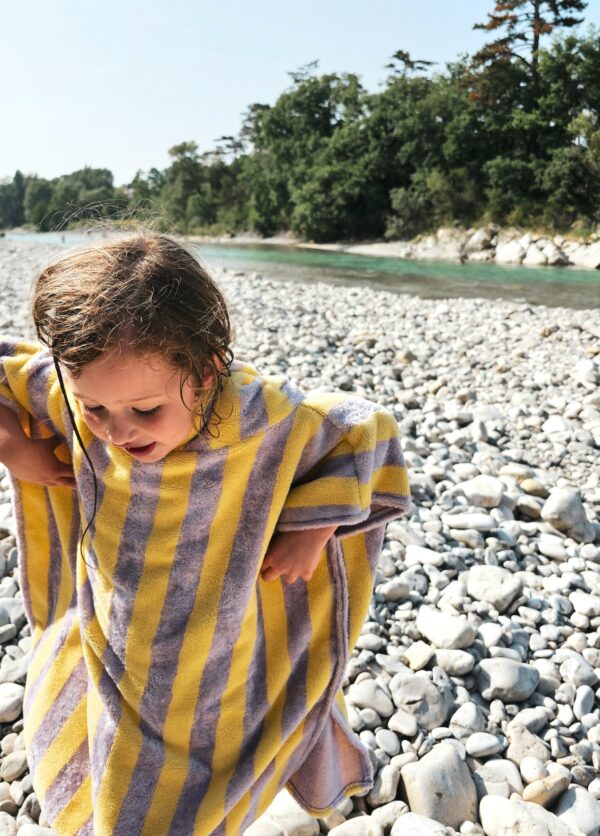 poncho de bain en éponge bio pour enfant lilas – Kapoune