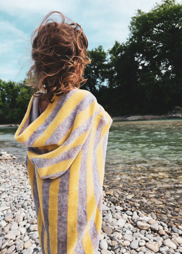 Poncho de bain en éponge bio pour bébé et enfant lilas jaune – Kapoune