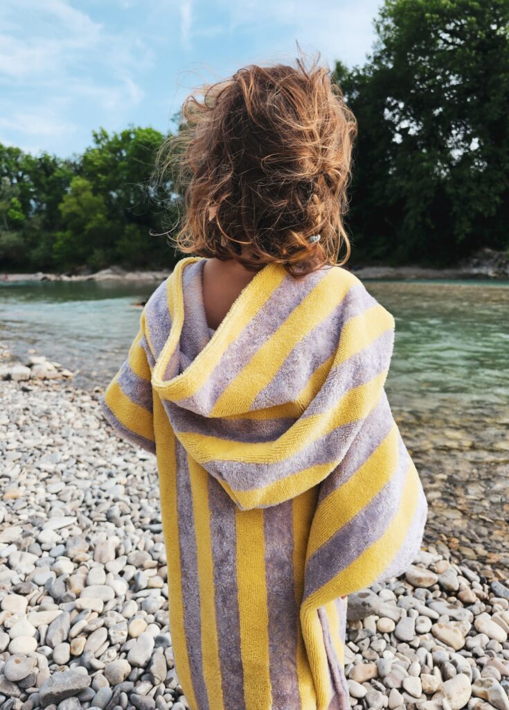 Dos poncho de bain en éponge bio pour bébé lilas – Kapoune