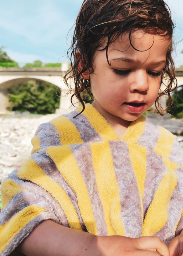 Poncho de bain en éponge bio pour bébé lilas – Kapoune