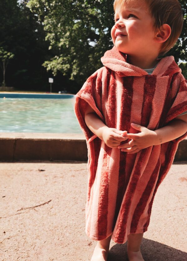 Poncho de bain bébé et enfant rayé brique – Image 4