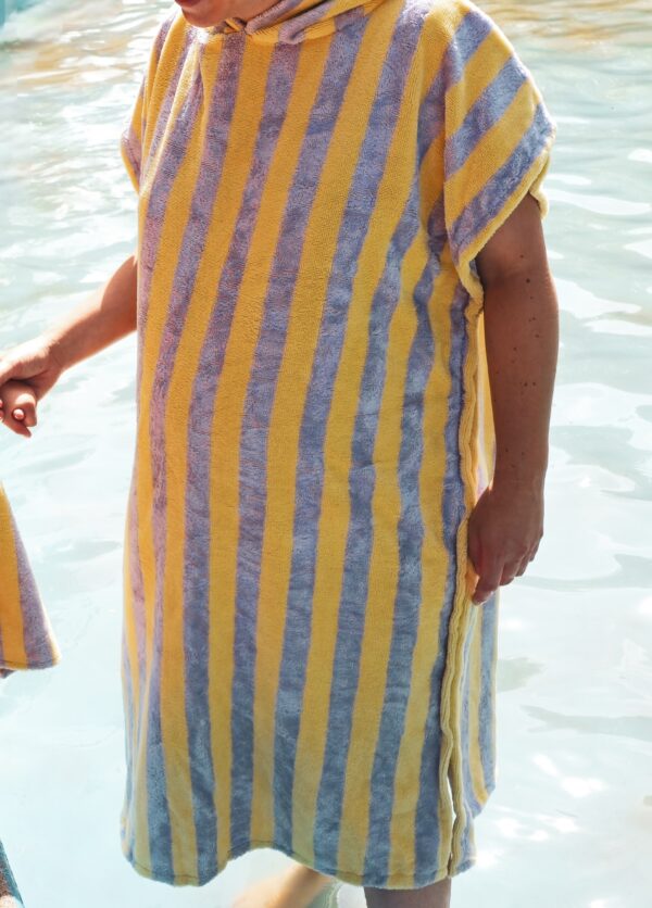Duo Poncho de bain adulte et enfant rayé lilas – Image 4